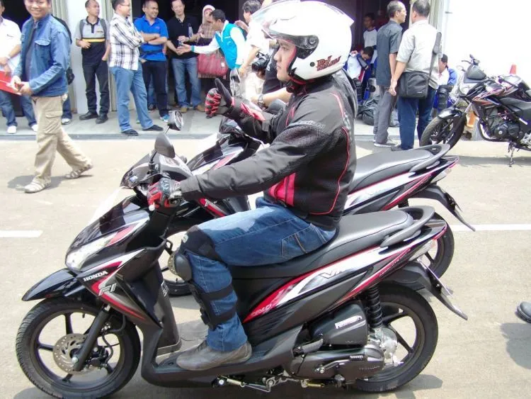 7 Penjelasan Kenapa Cowok yang Pakai Motor Matic Justru Lebih Keren Daripada Cowok-cowok Lainnya 8