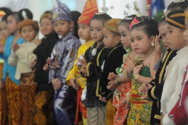 7 Alasan Kenapa Hari Kartini Identik Dengan Pakaian Adat 9