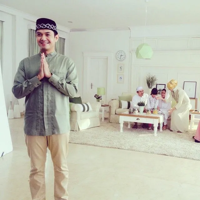 Gaya Busana Sholat Jumat yang Bisa Kamu Kenakan, Agar Tak Sekenanya Saat Menghadap Tuhan 9