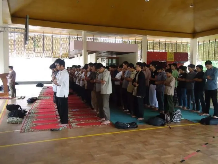 Bukti Kalau Sholat Jum'at Gak Ada Pengaruhnya Sama Tingkat Kegantengan Kamu 12