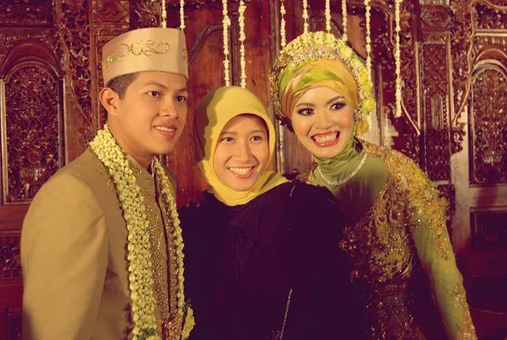 Tips Makan Gratis dan Enak di Kondangan Pengantin yang Gak Kamu Kenal 18