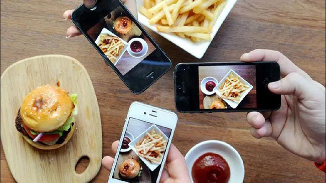 Kegundahan Hati Orang-orang yang Foto Dulu Sebelum Makan 25
