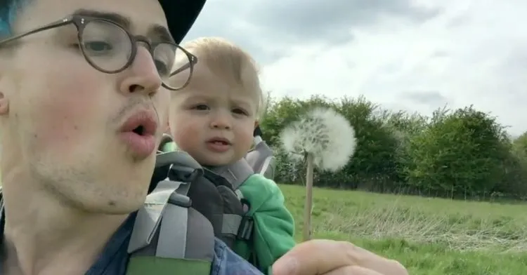 Bayi Lucu Cekikikan dan Sekuntum Dandelion Akan Mencerahkan Harimu 3