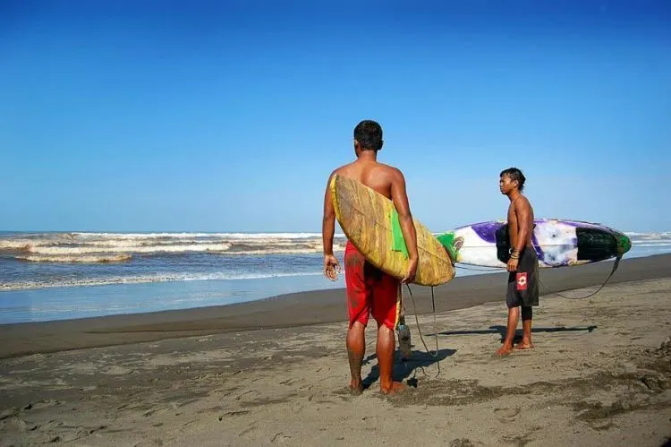 10 Pantai di Jawa Tengah yang Keren & Wajib Dikunjungi 15