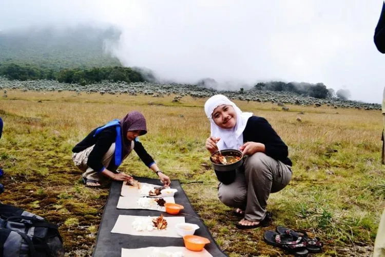 Untuk Bapak & Ibu yang Selama Ini Melarangku Mendaki: Izinkanlah Aku Naik Gunung, Sekali Ini 8
