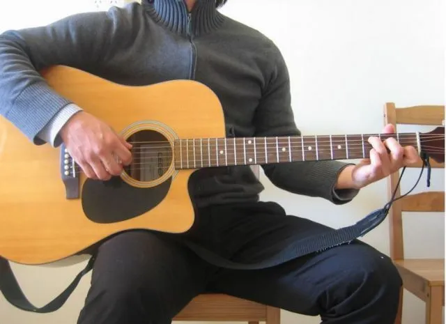 9 Tips Cepat Belajar Gitar untuk Pemula, Tanpa Kursus! 10 cara belajar gitar sendiri