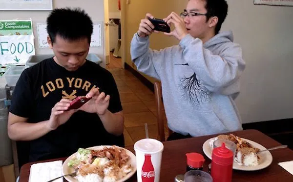 Kegundahan Hati Orang-orang yang Foto Dulu Sebelum Makan 22