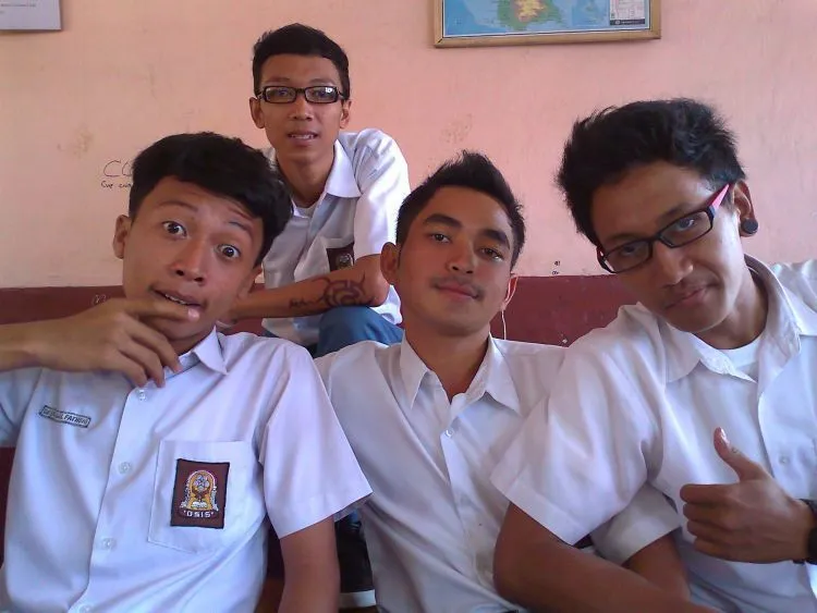 Mengapa Para Sahabatmu di Masa SMA Akan Menjadi Teman Sejatimu Selamanya 8