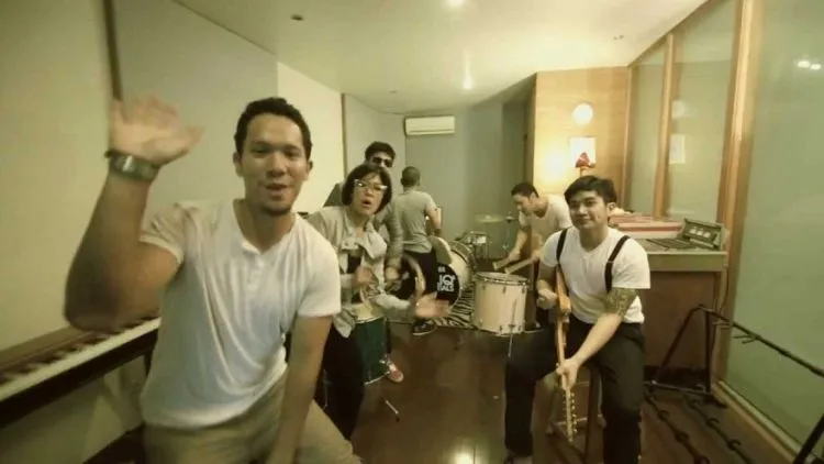 Bingung Mau Ngasih Kejutan Apa Buat Nembak Cewek? Nyanyikan Lagu Aja, Bro! 24