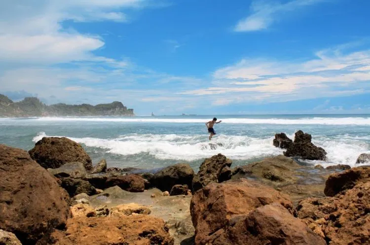 10 Pantai di Jawa Tengah yang Keren & Wajib Dikunjungi 20