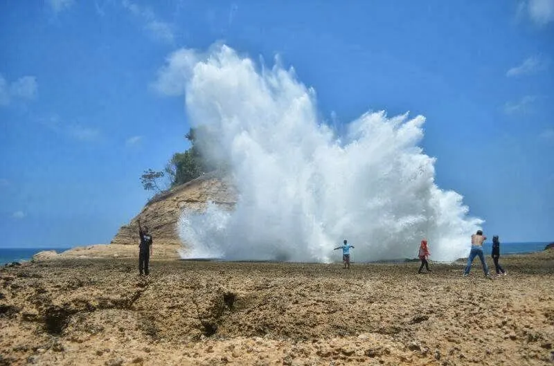 Destinasi Wisata Tulungagung, Sajikan Indahnya Pantai dan Candi