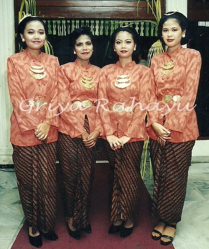 7 Alasan Kenapa Hari Kartini Identik Dengan Pakaian Adat 10
