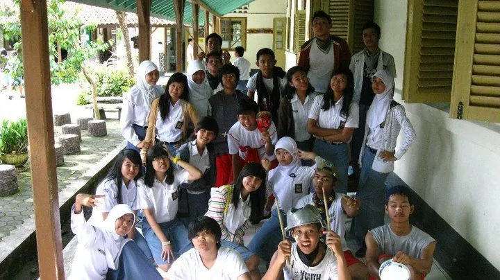 Mengapa Para Sahabatmu di Masa SMA Akan Menjadi Teman Sejatimu Selamanya 13