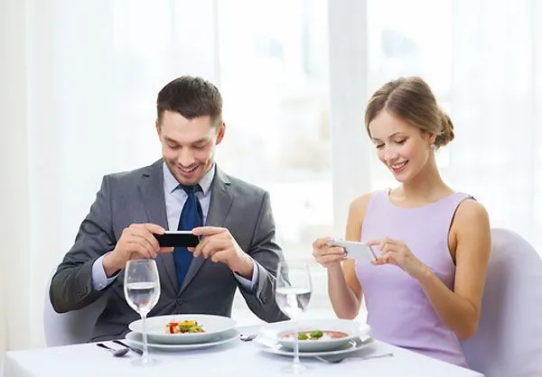 Kegundahan Hati Orang-orang yang Foto Dulu Sebelum Makan 26