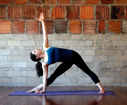 Coba 7 Gaya Yoga Ini Biar Betismu Ramping dan Kakimu Terlihat Lebih Jenjang! 11