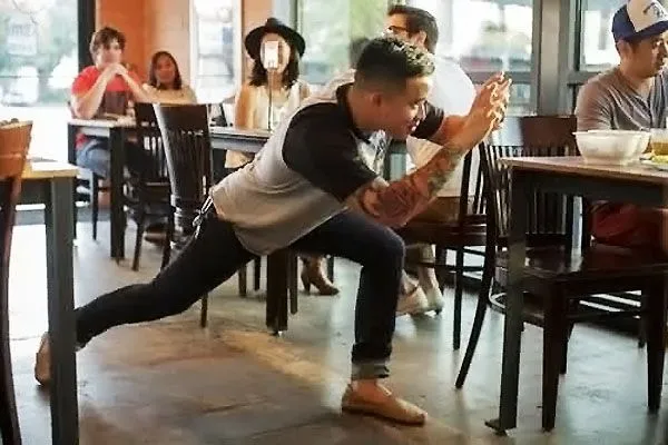 Kegundahan Hati Orang-orang yang Foto Dulu Sebelum Makan 23