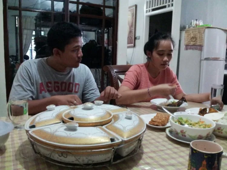 10 Kejadian Sehari-hari yang Sering Kamu Alami, Si Hobi Makan yang Perutnya Gak Pernah Melar 14