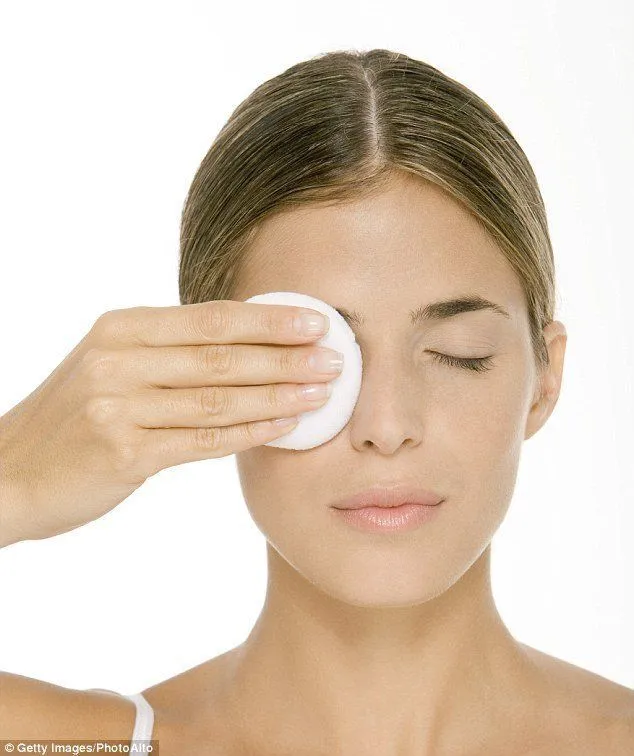8 Jurus Darurat Make Up yang Bisa Diandalkan Walau Peralatan Perangmu Ketinggalan 15