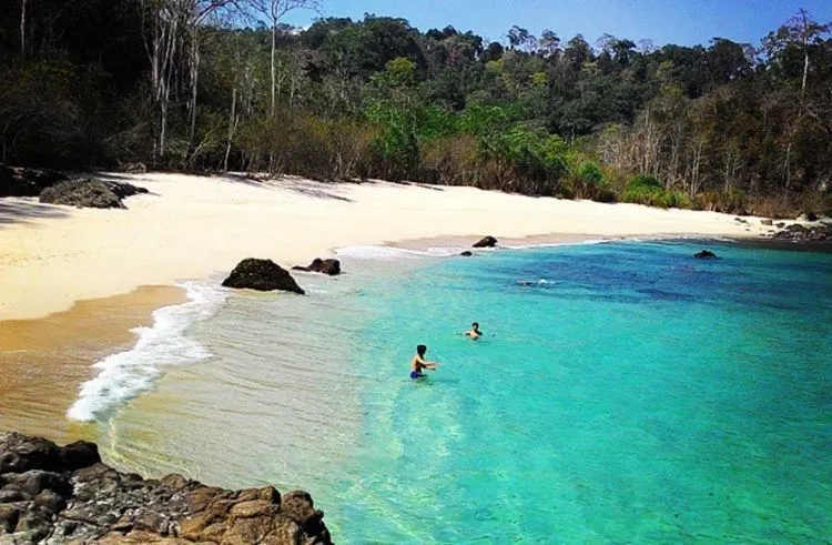 Menelanjangi Teluk Hijau, Pesona Pantai Tersembunyi yang Menjadi Maya Bay-nya Jawa Timur 7