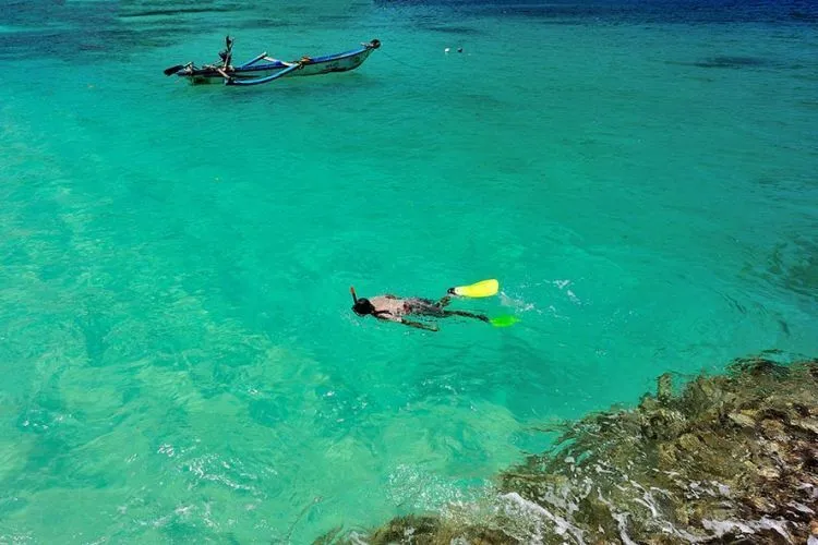Menelanjangi Teluk Hijau, Pesona Pantai Tersembunyi yang Menjadi Maya Bay-nya Jawa Timur 8