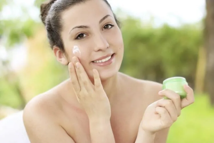 8 Tahapan Facial A La Rumahan yang Bikin Kulitmu Sehalus Hasil Perawatan di Klinik Kecantikan 18