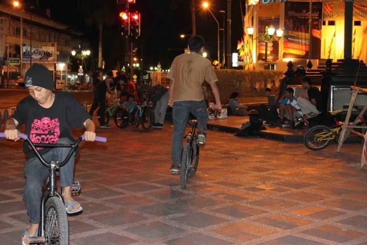 Jangan Ngaku Pergi ke Jogja Kalau Belum Pernah ke Titik Nol Kilometernya! Ini Hal-hal yang Bisa Kamu Lakukan di Sana 17