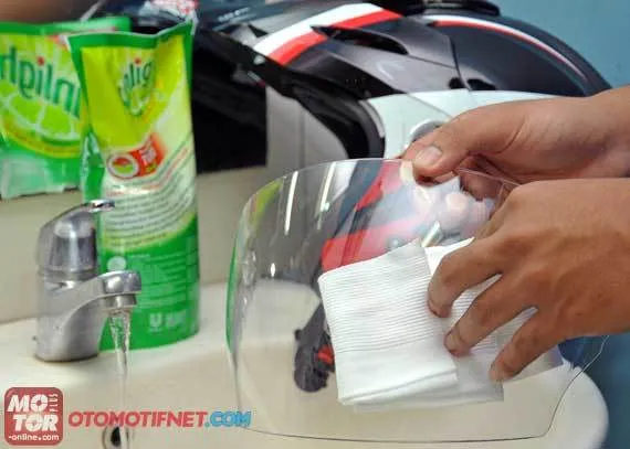 Dengan Menerapkan 9 Tips Ini, Helm Kesayanganmu Tak Akan Mudah Rusak dan Bau Apek Lagi 14