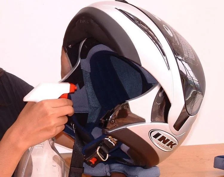 Dengan Menerapkan 9 Tips Ini, Helm Kesayanganmu Tak Akan Mudah Rusak dan Bau Apek Lagi 17