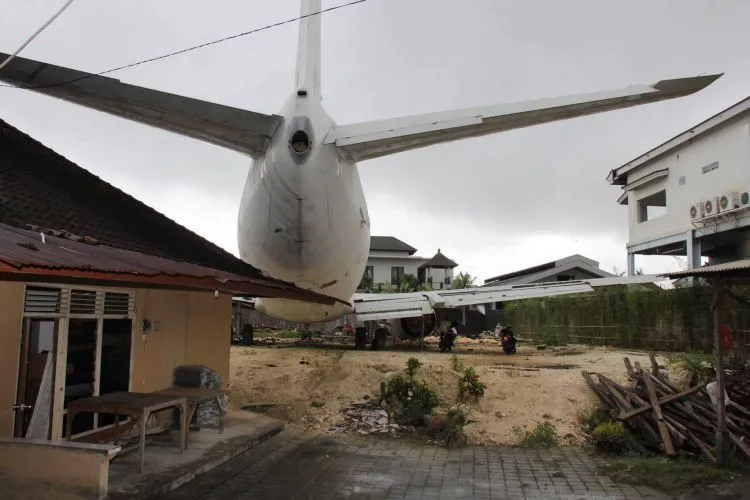 Parkir Mobil Di Halaman Mungkin Sudah Biasa, Parkir Pesawat Boeing 737 Baru Luar Biasa! 12