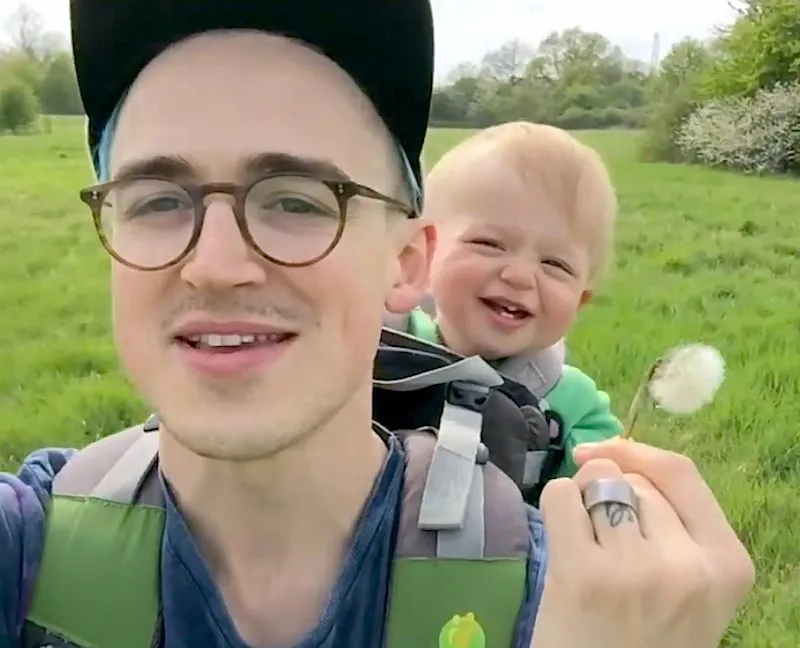 Bayi Lucu Cekikikan dan Sekuntum Dandelion Akan Mencerahkan Harimu