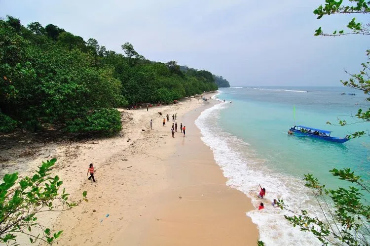 10 Pantai Paling Kece di Banten dan Jawa Barat yang Bakal Bikin Kamu Ketagihan Jalan-Jalan 11