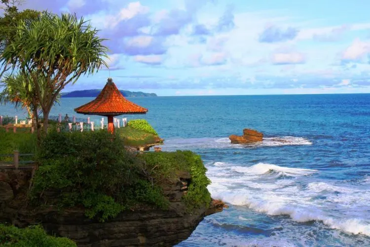 10 Pantai Paling Kece di Banten dan Jawa Barat yang Bakal Bikin Kamu Ketagihan Jalan-Jalan 12
