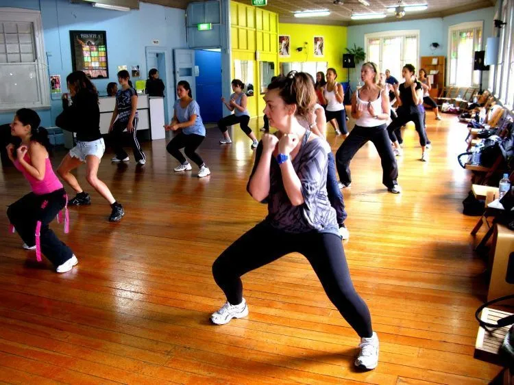 7 Gerakan Dasar Zumba yang Bisa Membuat Bentuk Tubuhmu Jadi Lebih Sempurna 28