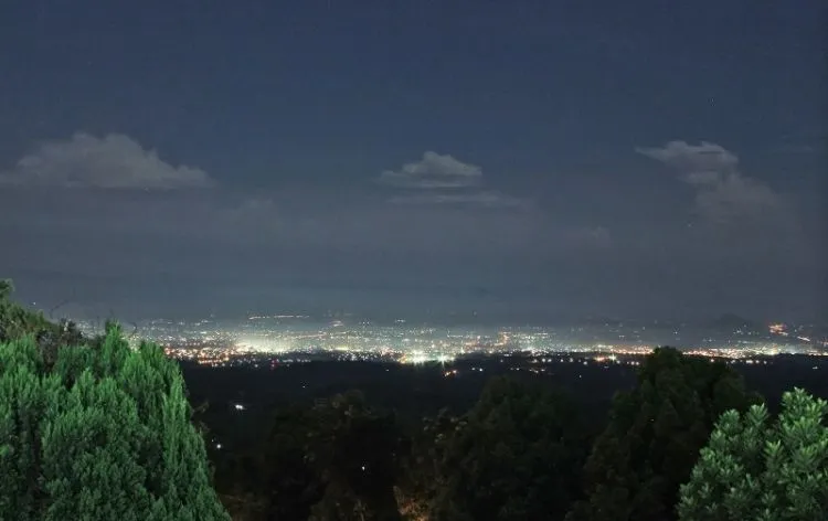 Kamu yang Menyukai Pengalaman Gak Biasa, Pernahkah Pergi ke Sini Untuk Melihat Kelap-kelip Kota? 13
