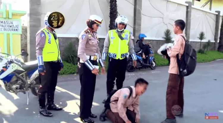 Distop Polisi Karena Gak Pake Helm, Anak SMP Ini Nangis Guling-guling Di Jalan 11