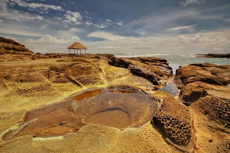 10 Pantai Paling Kece di Banten dan Jawa Barat yang Bakal Bikin Kamu Ketagihan Jalan-Jalan 16