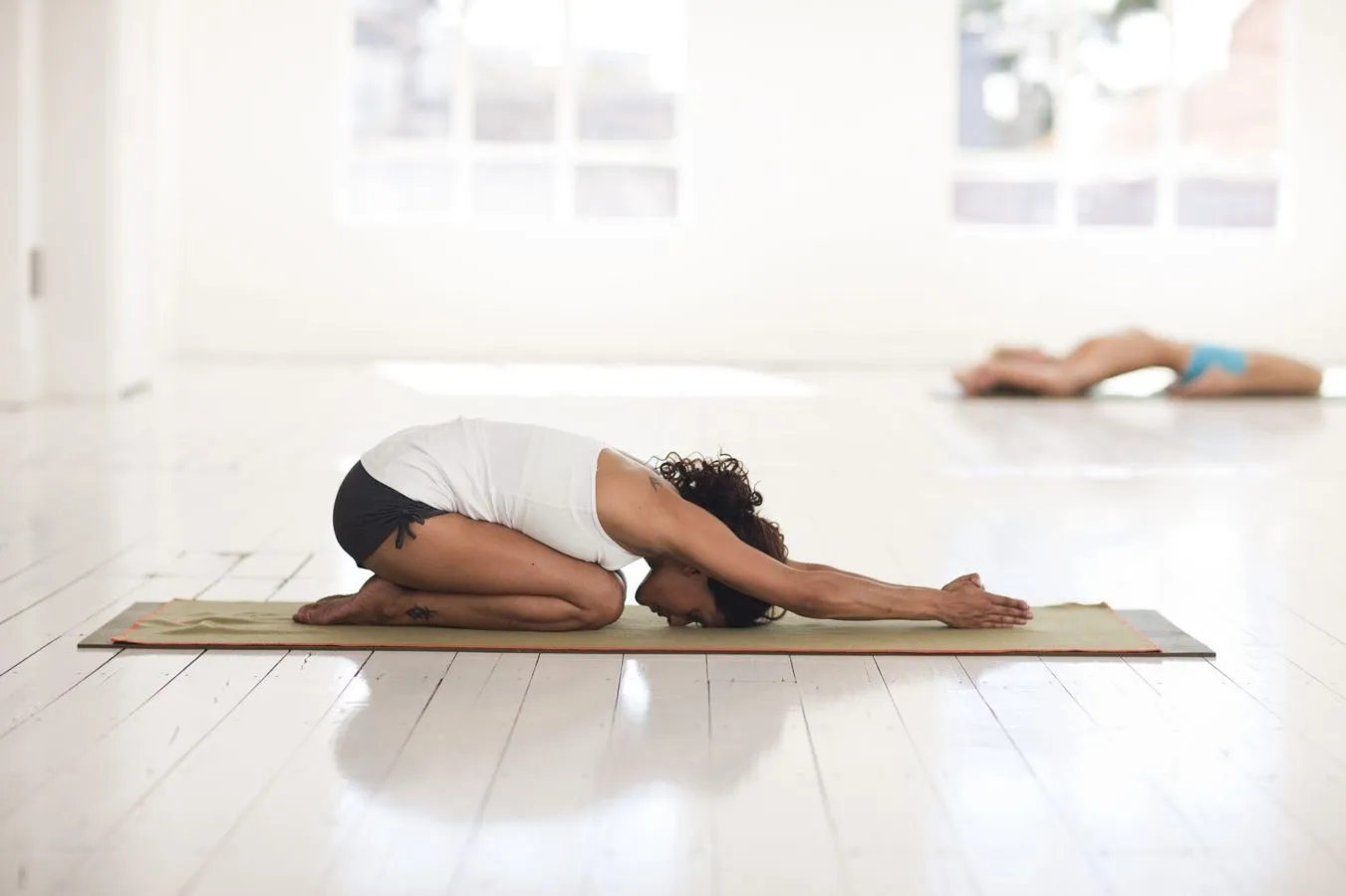 8 Gaya Yoga yang Ampuh Menghalau Bahaya Kesehatan Buatmu yang Duduk Terlalu Lama 13