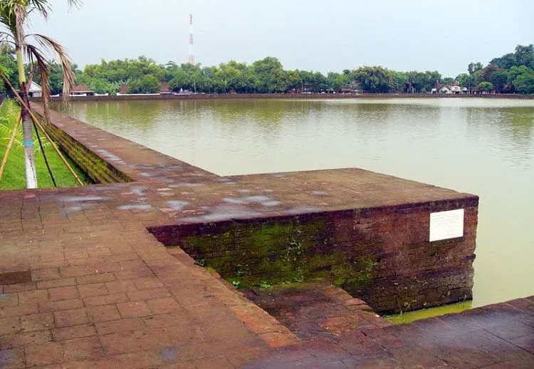 Tempat Wisata di Mojokerto, Bernuansa Alam & Sejarah 14