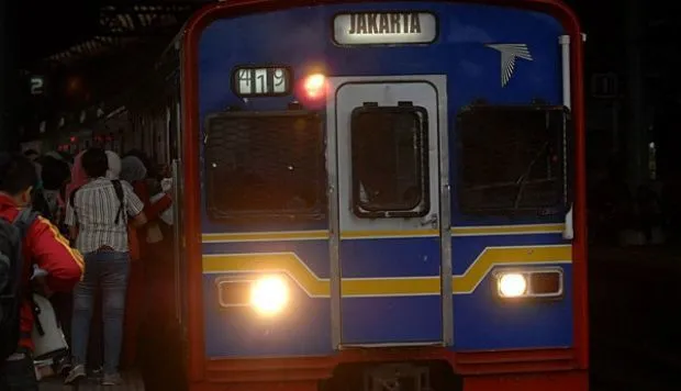 Keganasan Manusia Itu Paling Gampang Ditemukan di KRL/Commuter Line. Ini 14 Buktinya! 20