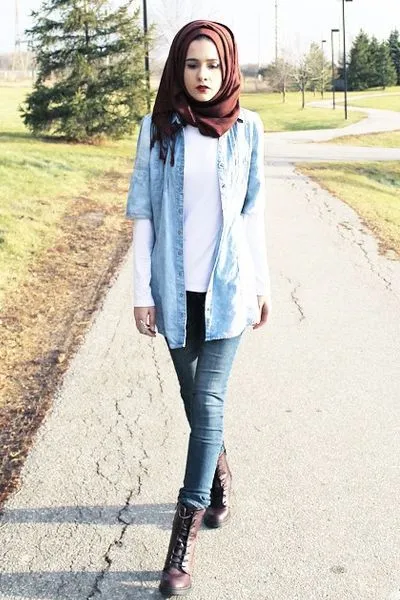 Tanpa Harus Melepaskan Jilbab, 6 Gaya Berbusana Lengan Pendek Ini Tetap Bisa Kamu Terapkan 12