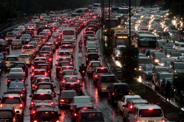 12 Perasaan Khas Kamu Si Pegawai Kantoran, yang Harus Ikhlas Tua di Jalan 22