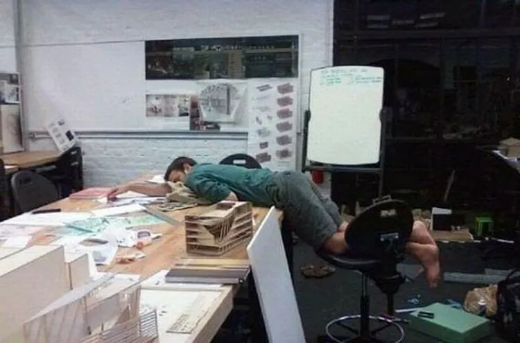 12 Pose Aman yang Bisa Jadi Panduan Agar Tidur Siang Di Kantor Bisa Senyaman Di Ranjang 15