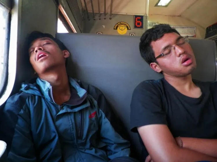 10 Alasan yang Bikin Kita Susah Move On Dari Traveling Pakai Kereta Api 15