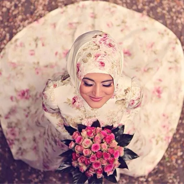 12 Gaun Pernikahan yang Bisa Membuatmu Tampil Anggun Dengan Jilbab di Kepala 24