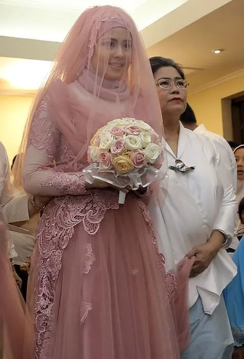 12 Gaun Pernikahan yang Bisa Membuatmu Tampil Anggun Dengan Jilbab di Kepala 15