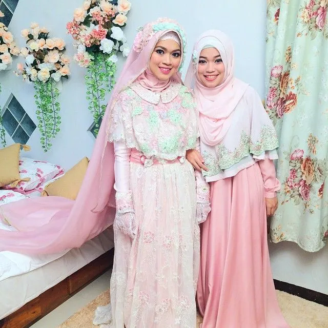 12 Gaun Pernikahan yang Bisa Membuatmu Tampil Anggun Dengan Jilbab di Kepala 19