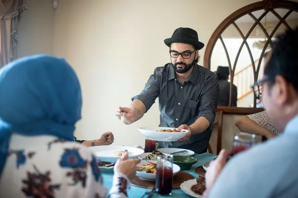 Kewajiban Berpuasa Selama 20 Jam Sehari Tak Lantas Bikin Mereka yang di Eropa Melupakan Ramadhan 12
