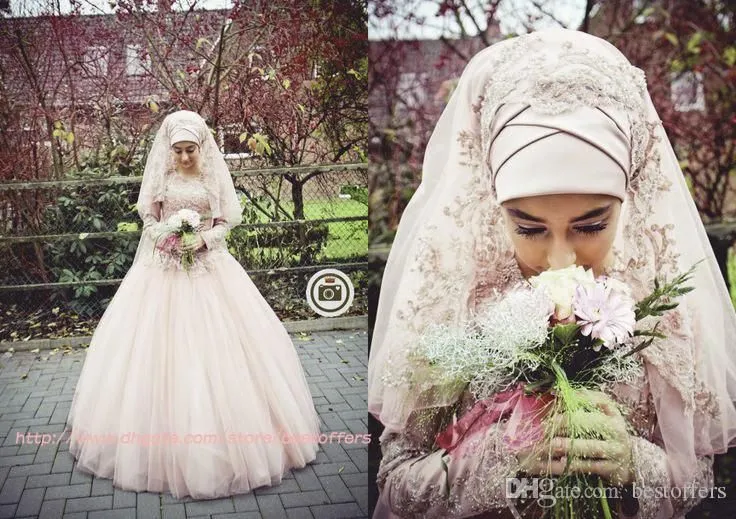 12 Gaun Pernikahan yang Bisa Membuatmu Tampil Anggun Dengan Jilbab di Kepala 21