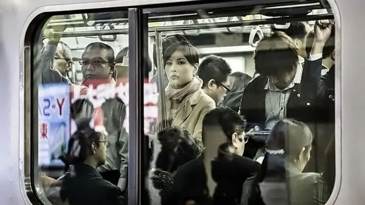 10 Alasan Mengapa Cewek yang Rajin Naik Kereta Komuter Patut Kamu Dambakan 19