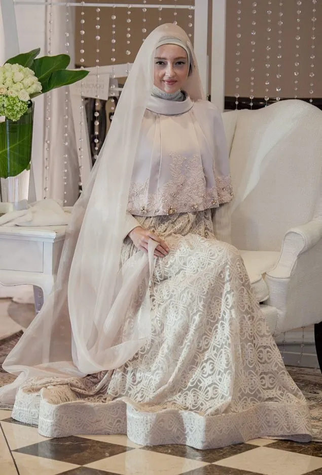 12 Gaun Pernikahan yang Bisa Membuatmu Tampil Anggun Dengan Jilbab di Kepala 14
